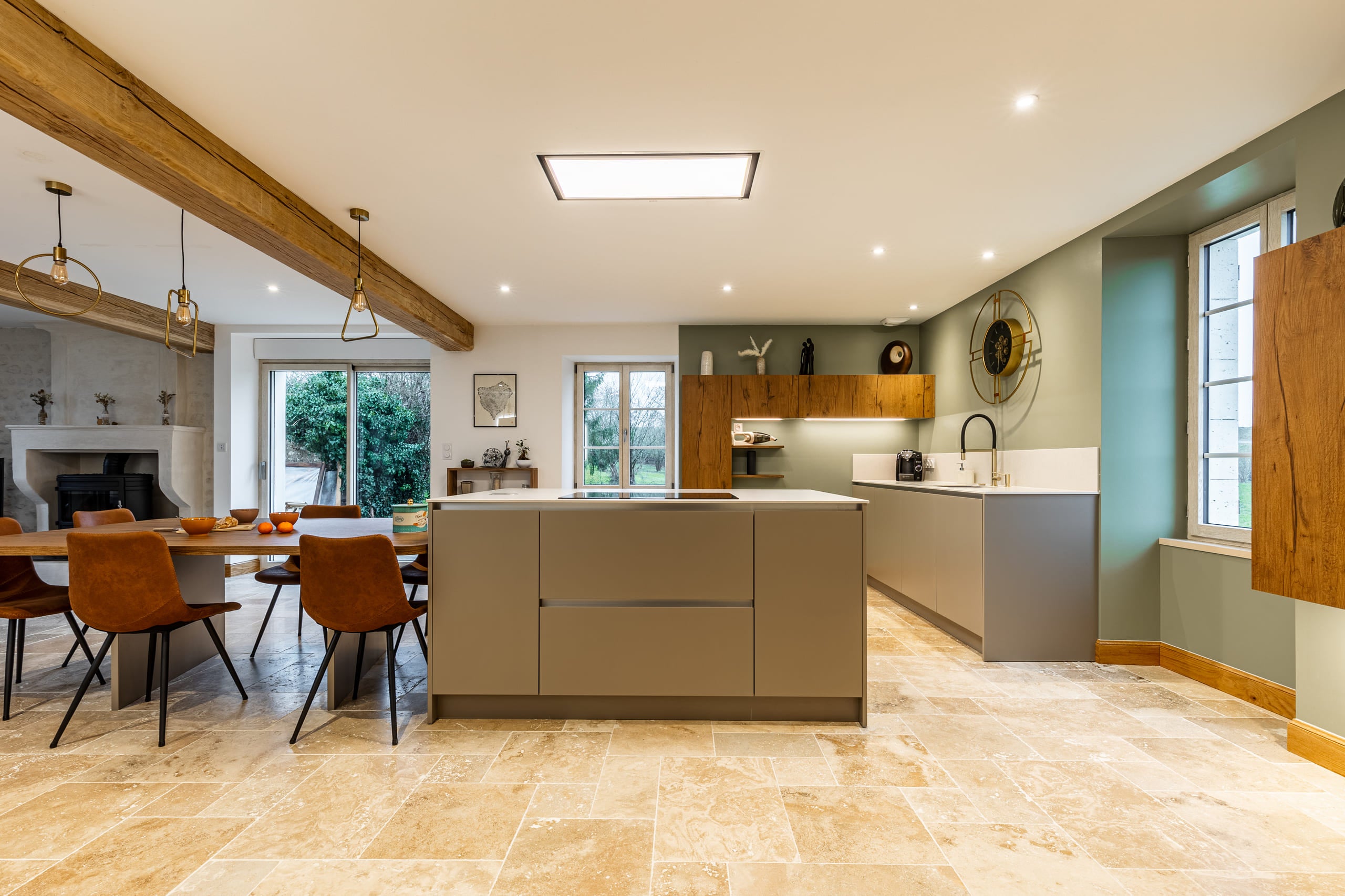 Cuisine de campagne avec sol travertin et façades beige et bois