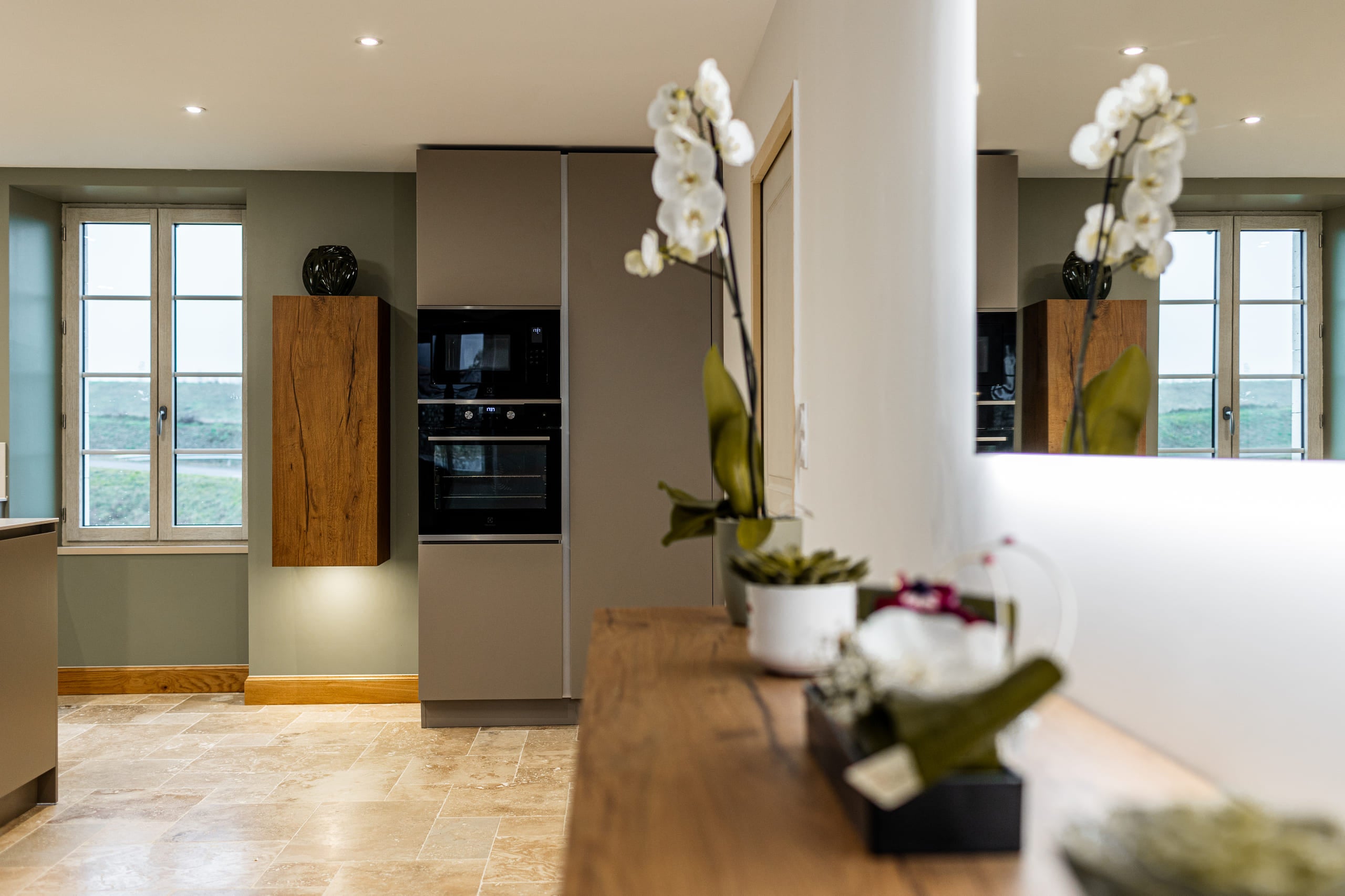 Cuisine de campagne avec colonne four micro ondes