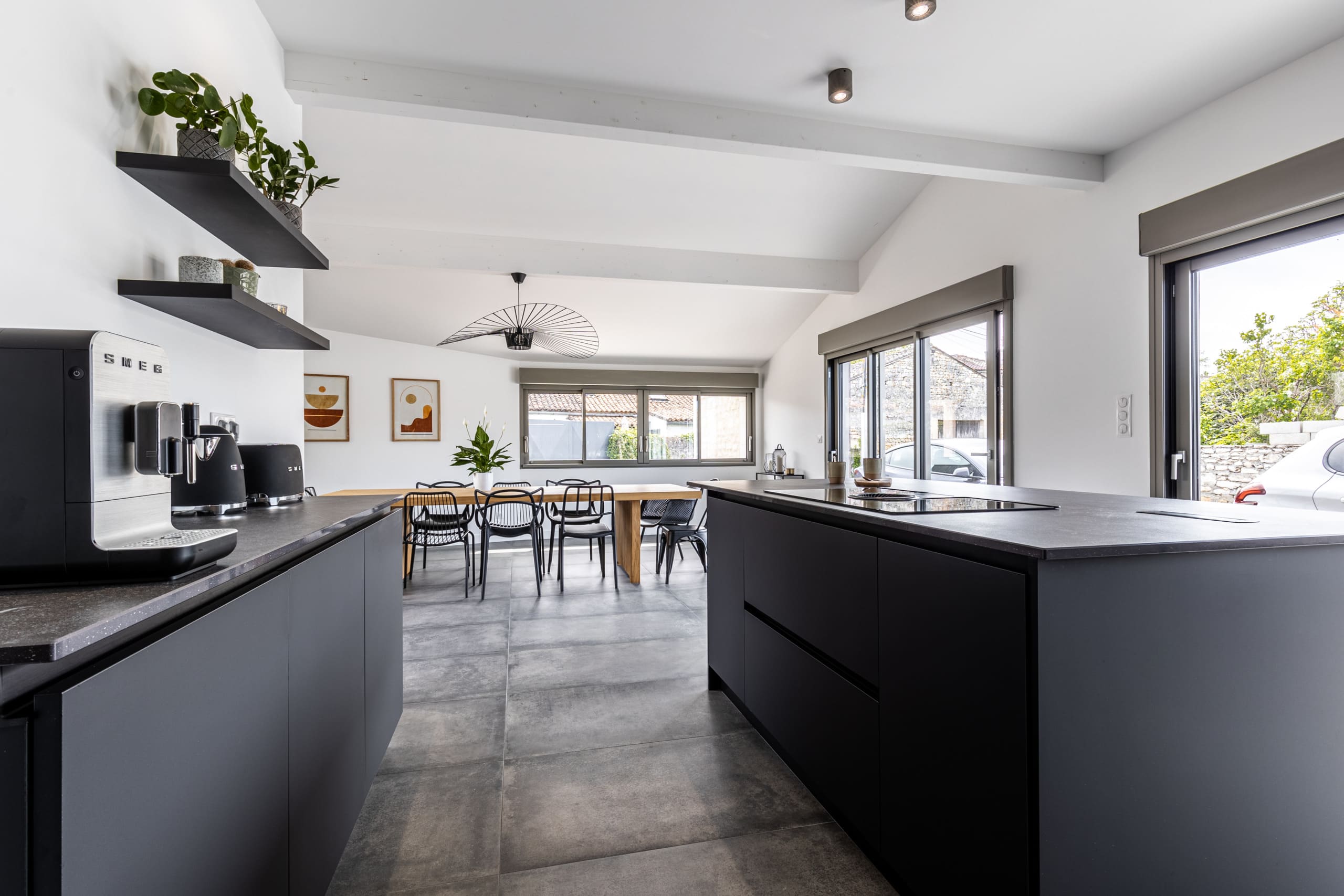 cuisine design all black avec plan de travail en dekton fossil