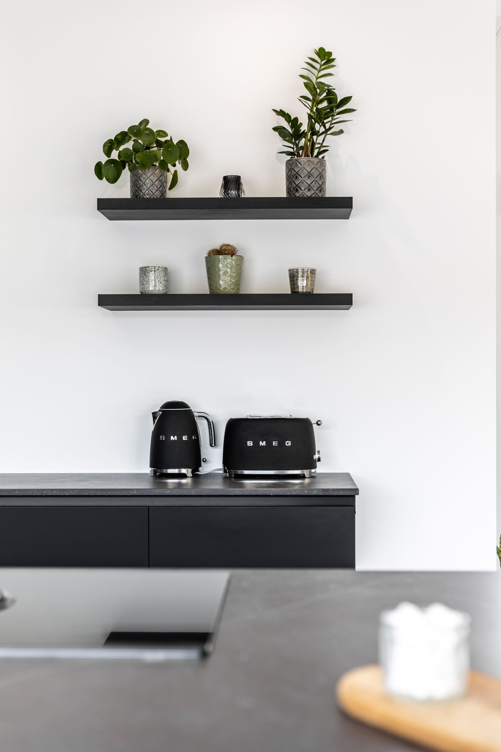 cuisine noire avec petit electroménager smeg