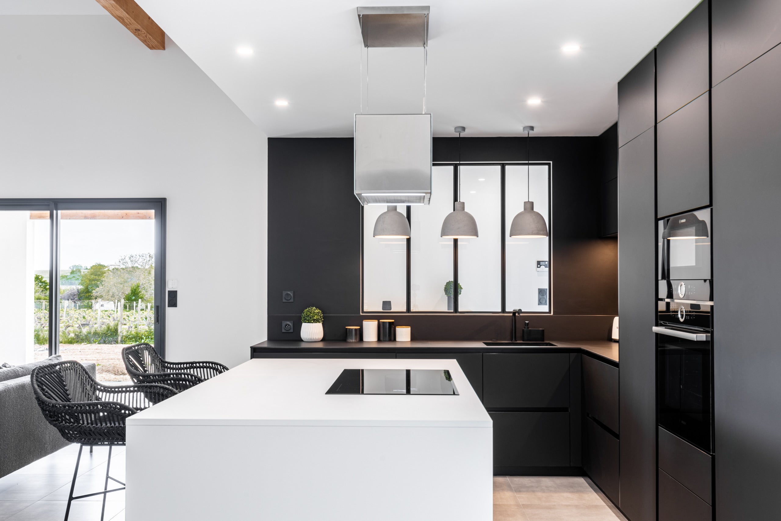 Ilot central blanc avec cuisine noire