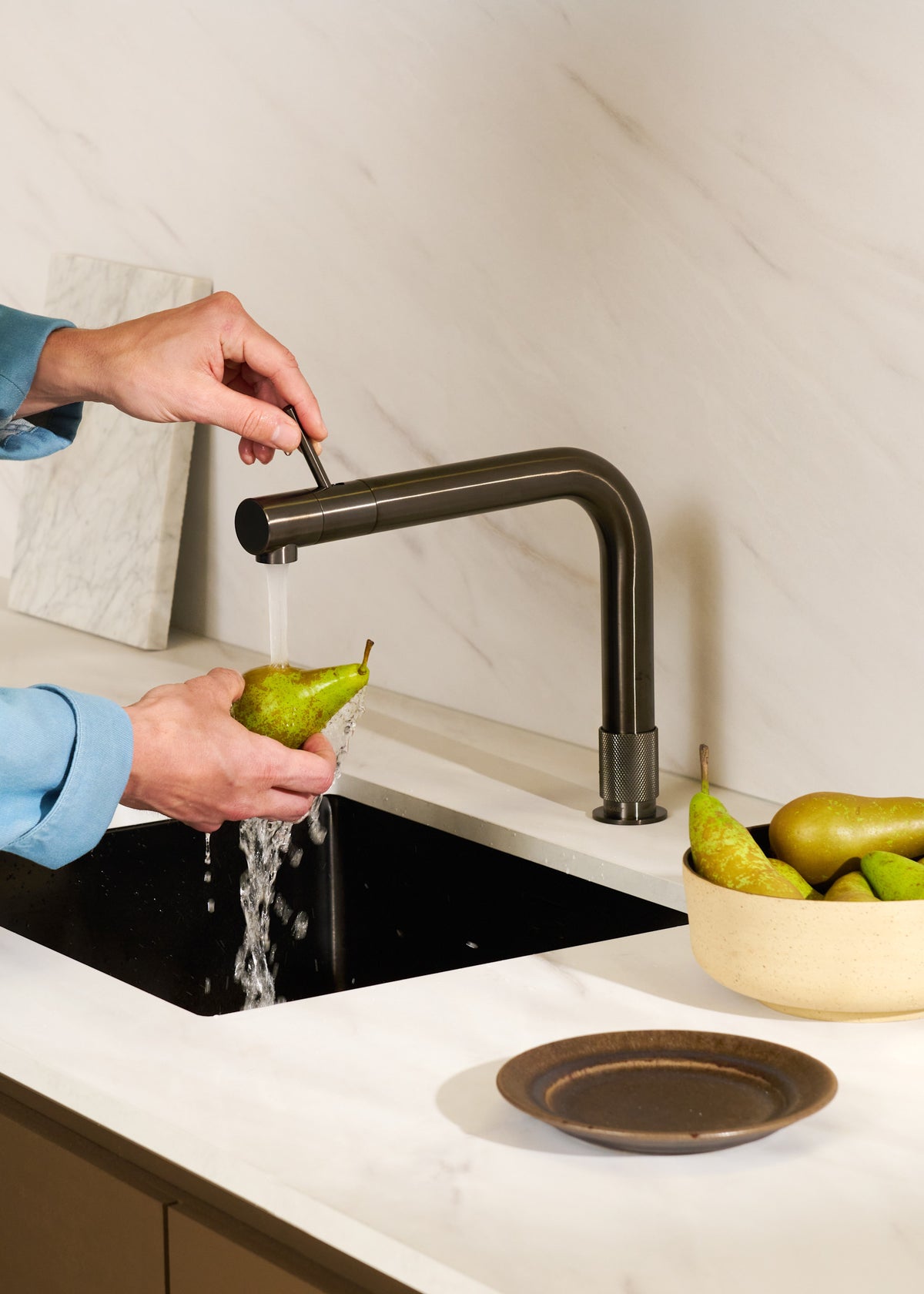 Mitigeur Quooker Front Gunmetal en situation dans une cuisine