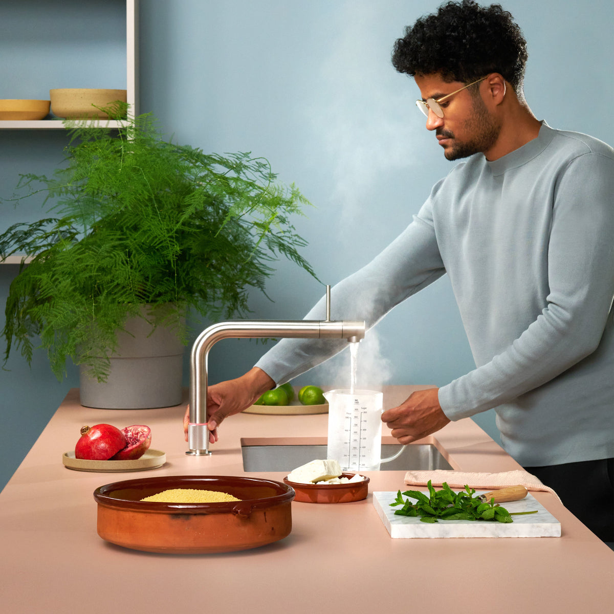 Mitigeur Quooker Front Acier inoxydable en situation dans une cuisine