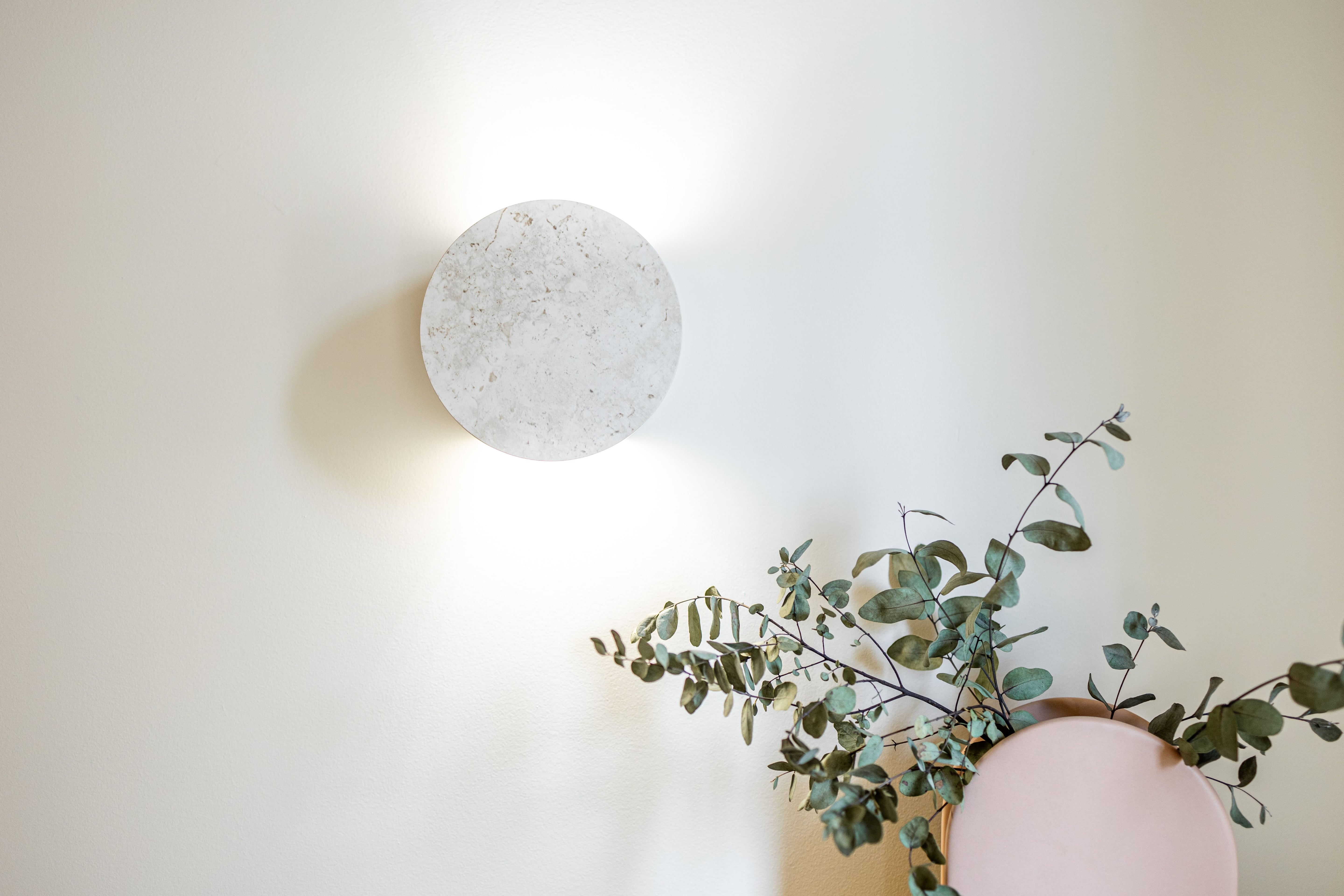 LUNA, Applique murale de Ø15,5 cm revêtue de Dekton Sabbia TK05