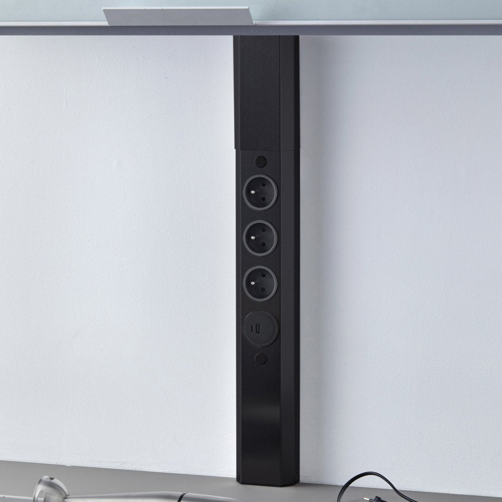 Bloc 3 prises frontal+ 1 port USB A+C (460 x 81 x 42mm)- Livré avec 2 pièces de réglage (H. 90 et 150mm) permettant d'ajuster la hauteur - finition noir mat - 16A - 230V - 2P+T