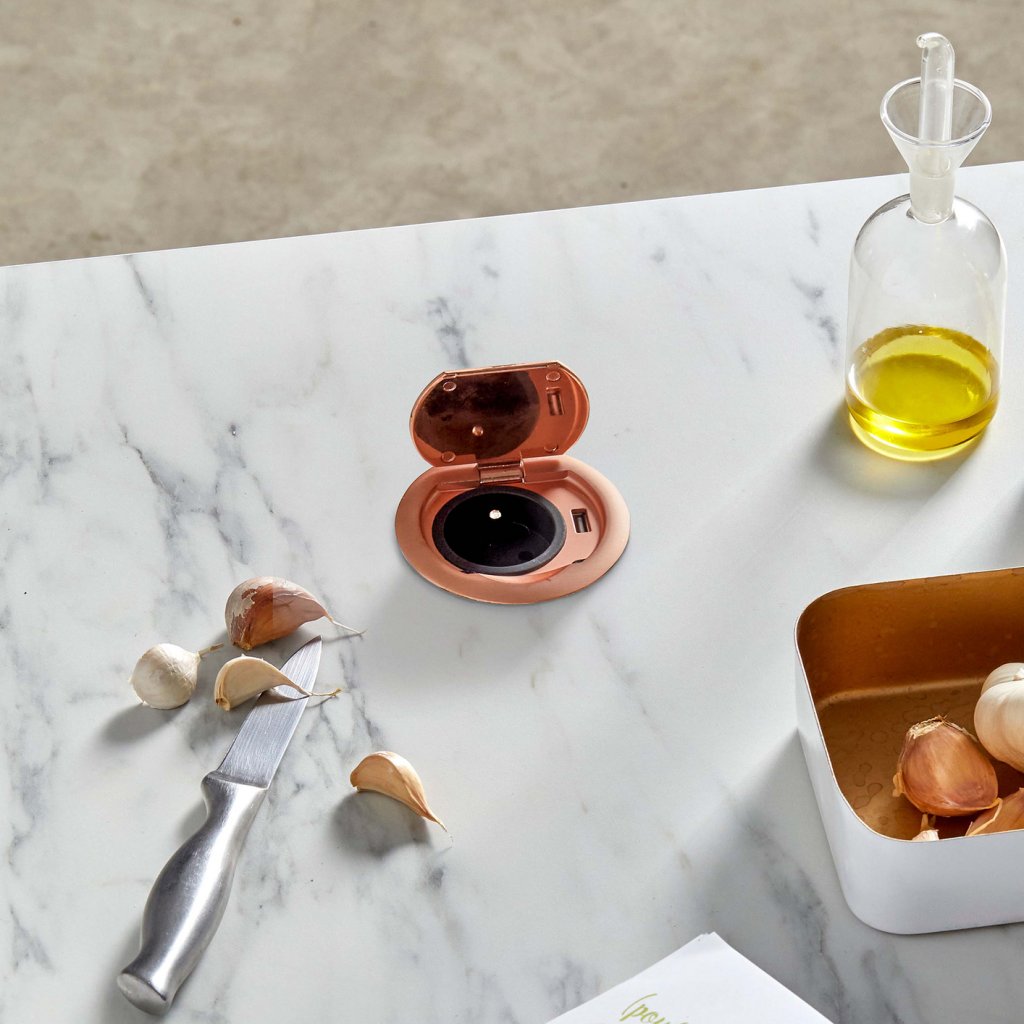 Bloc prise + USB (1A - 5V) affleurant RING à clapet avec système d'assistance à l'ouverture et à la fermeture à encastrer dans un plan de travail de 5 à 45mm - finition cuivre mat- 16A - 230V - 2P+T