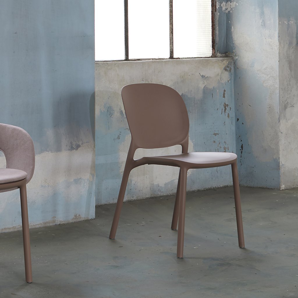 Chaise SYLIA- Entièrement en technopolymère PCR Caramel-Sans accoudoirs (Lot de 2)