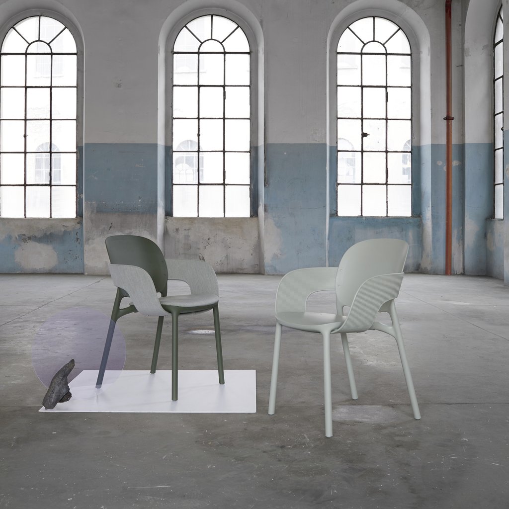 Chaise SYLIA- Entièrement en technopolymère PCR.Vert olive-Avec accoudoirs