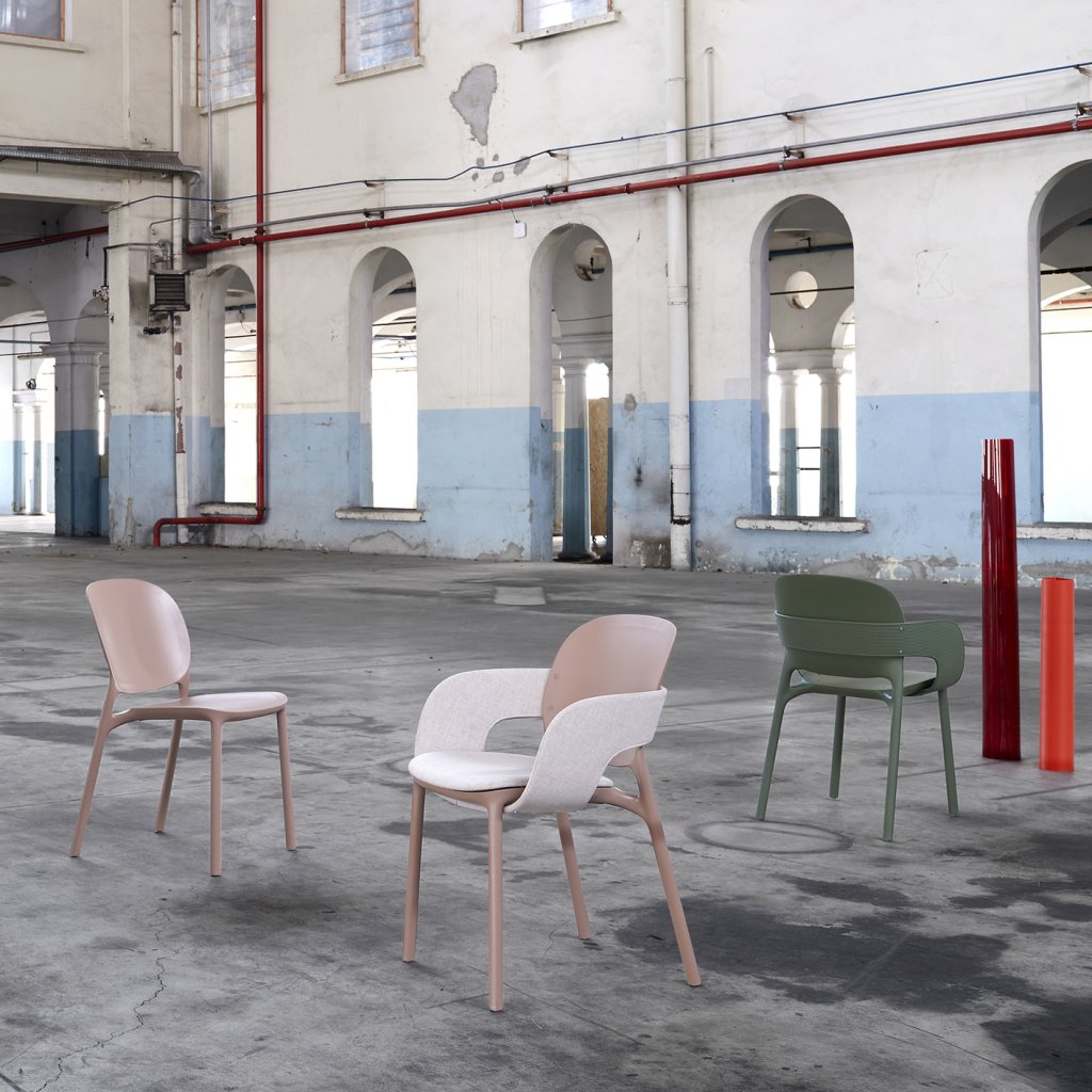 Chaise SYLIA- Entièrement en technopolymère PCR.Vert olive-Avec accoudoirs