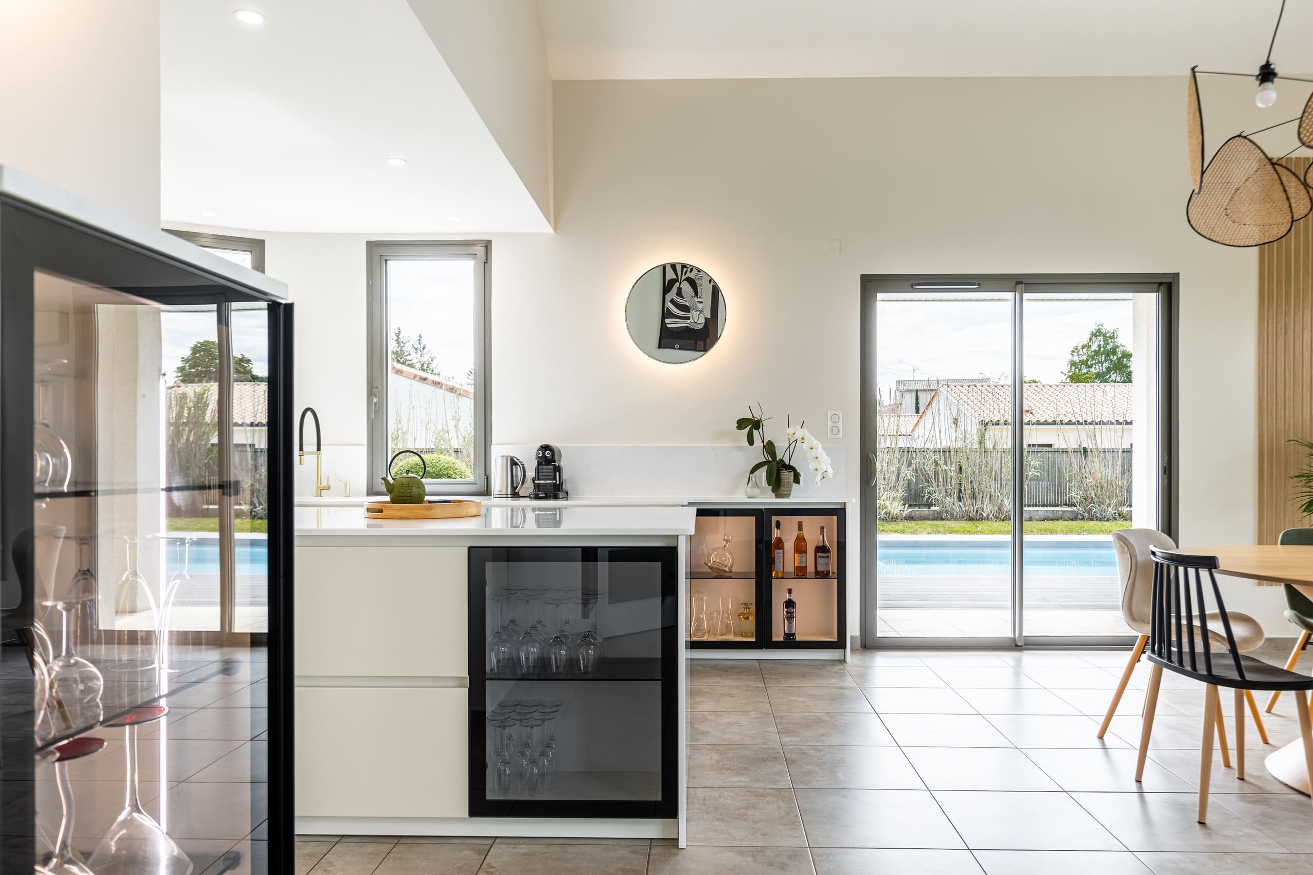 Cuisine maison architecte avec vue piscine