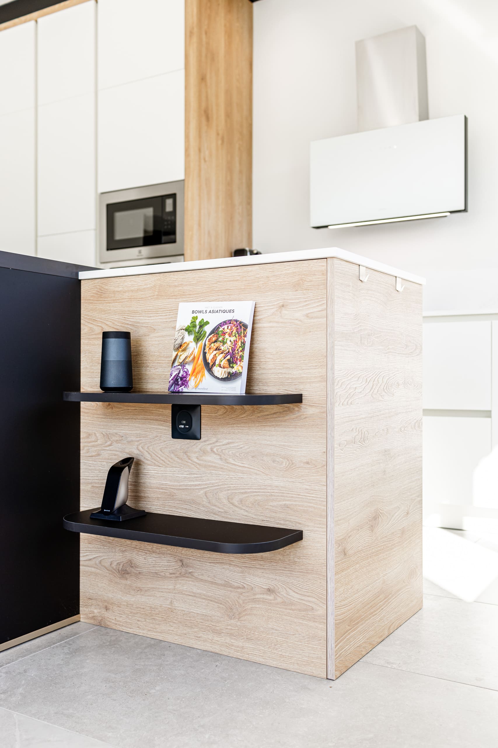 Cuisine blanche avec ilot déstructuré à Angoulême