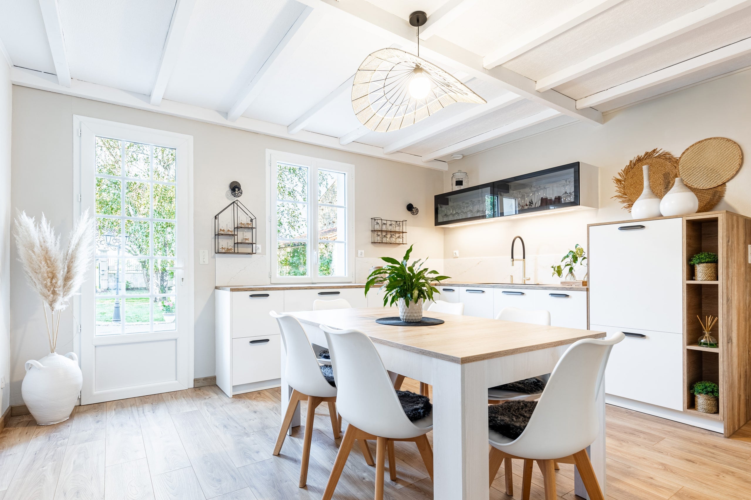 Cuisine blanche au style campagne chic moderne en Charente