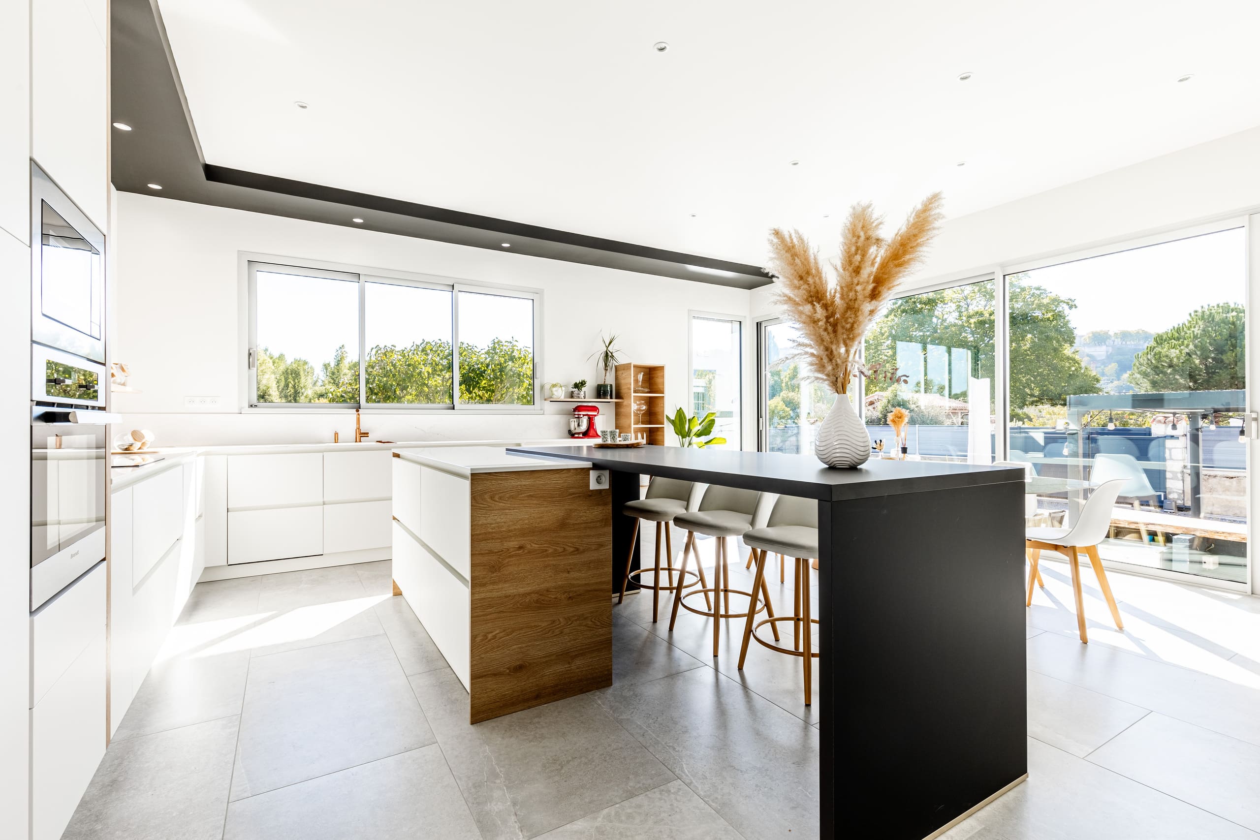 Cuisine aux teintes bois blanc et noir à Angoulême