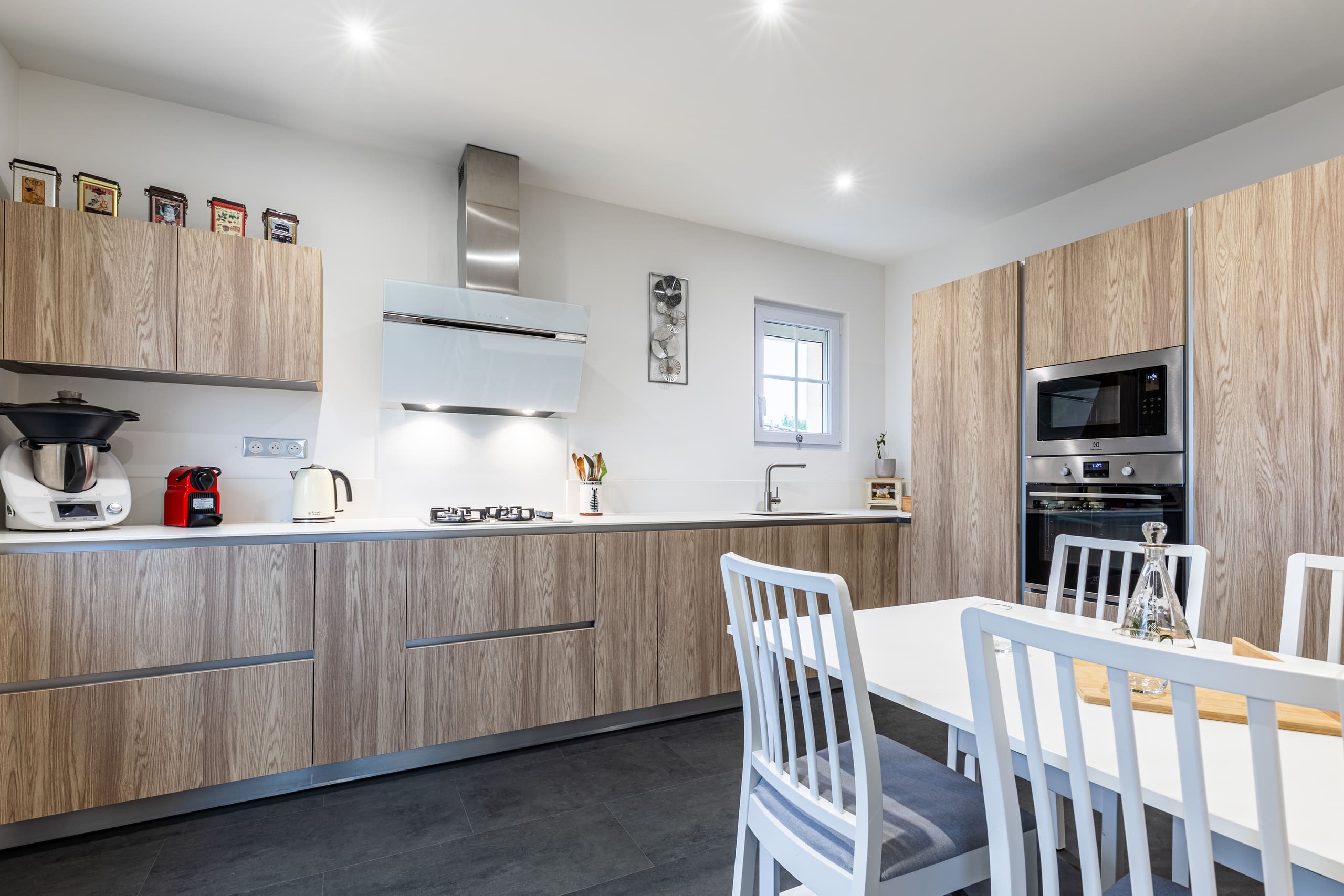 Cuisine en bois avec plan de travail blanc en Charente