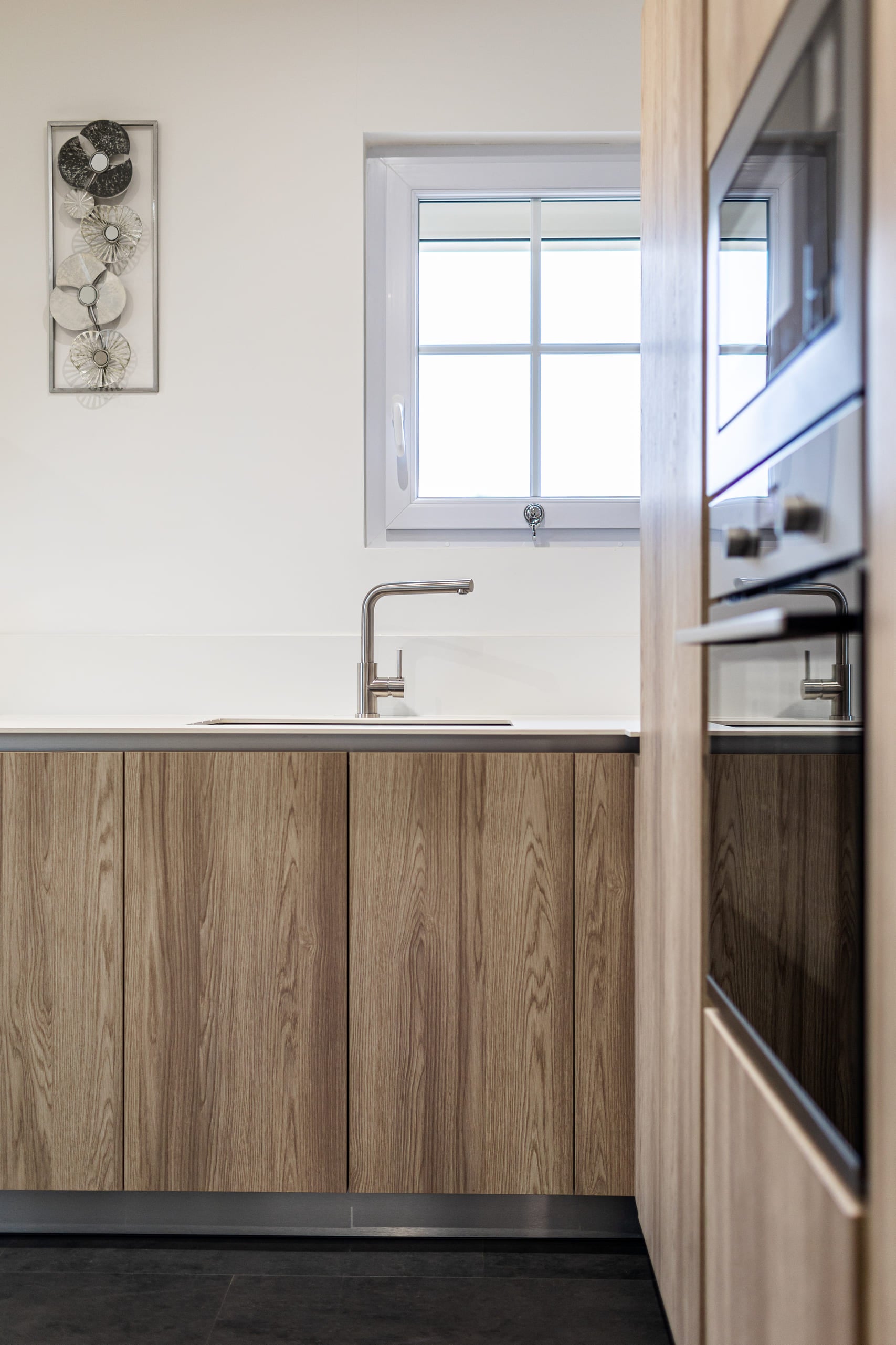 Cuisine bois avec plan de travail blanc en Nord Charente