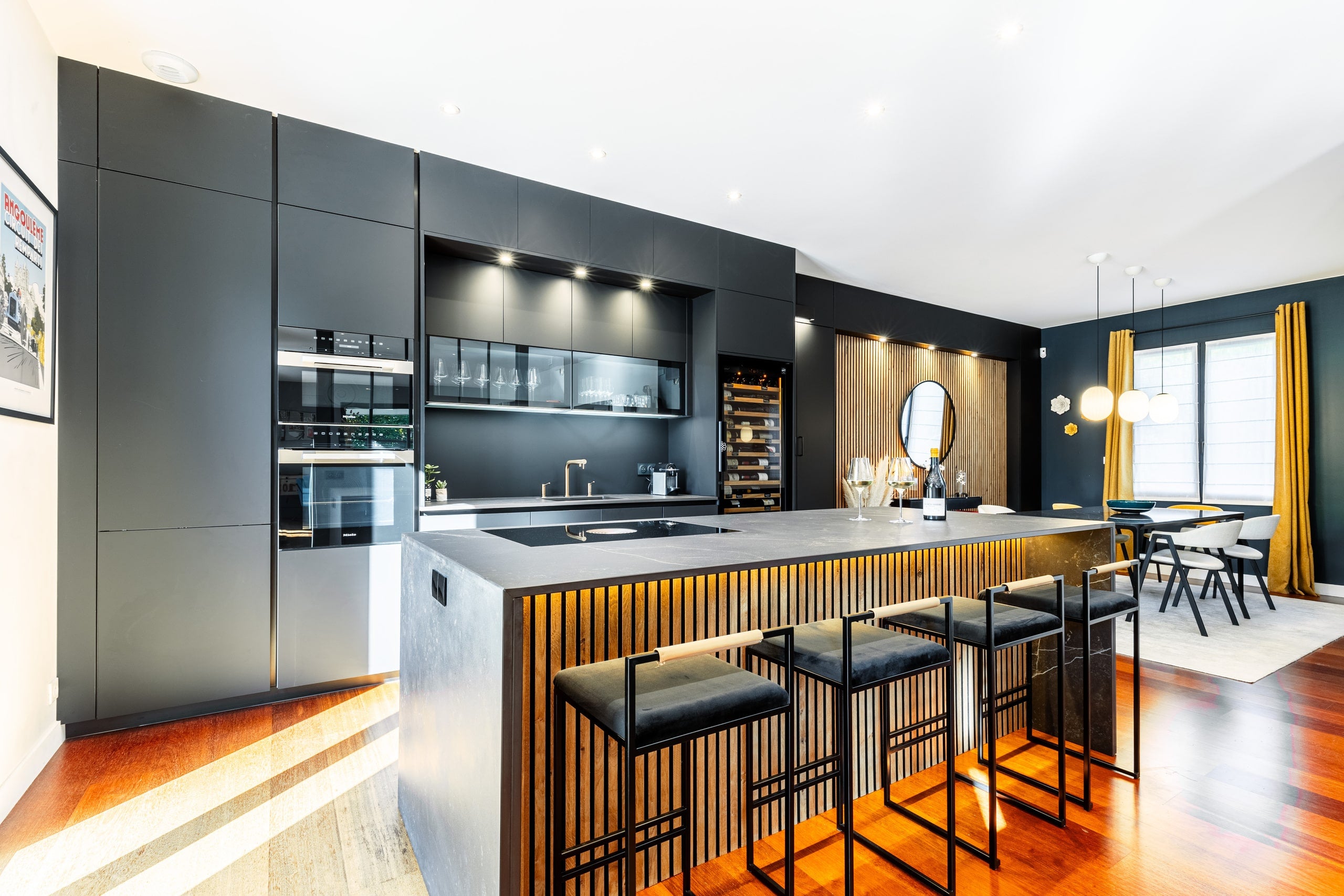 Cuisine noire avec Dekton Kelya et tasseaux bois