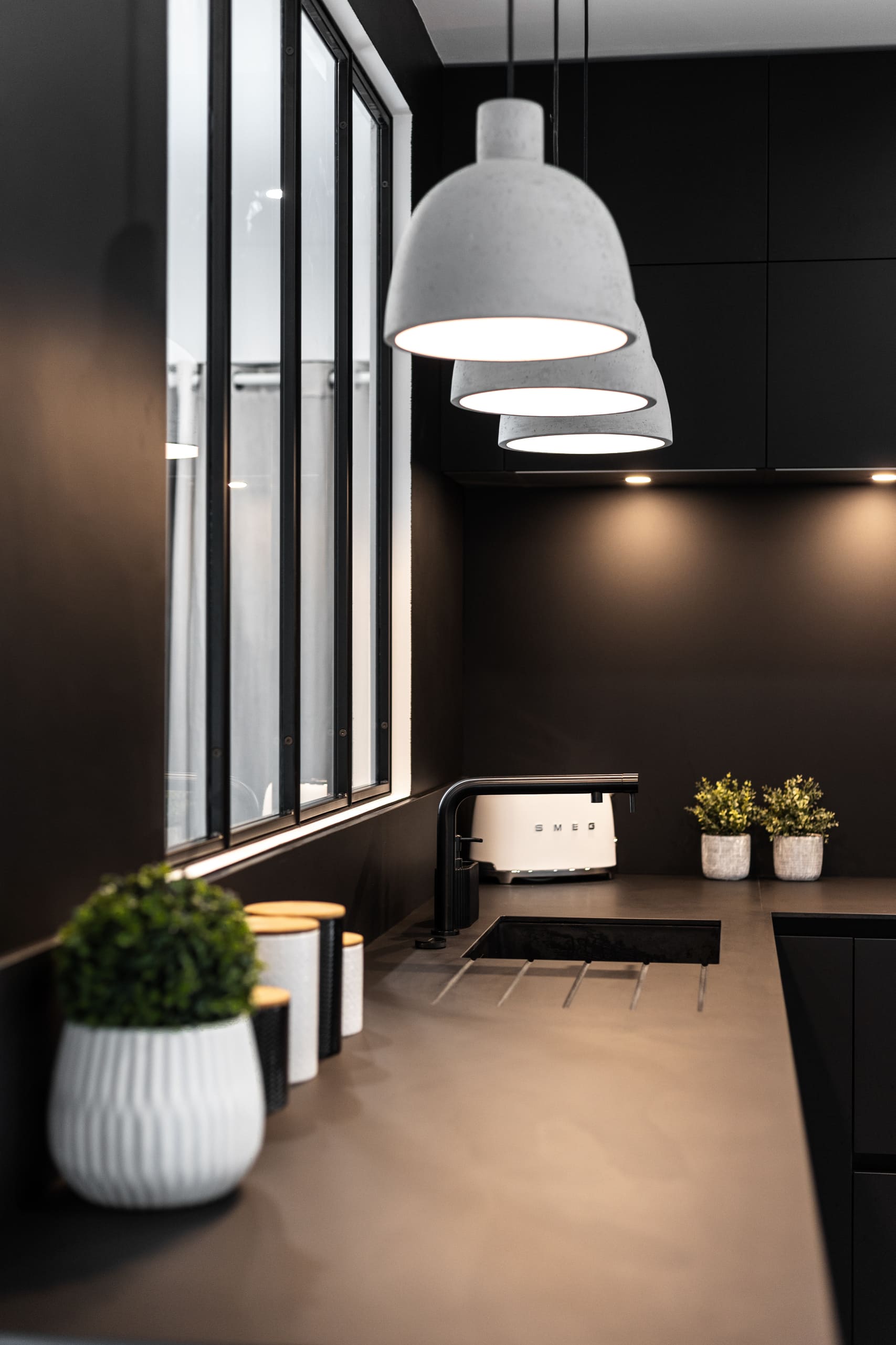 Cuisine noire avec luminaires suspension blanc