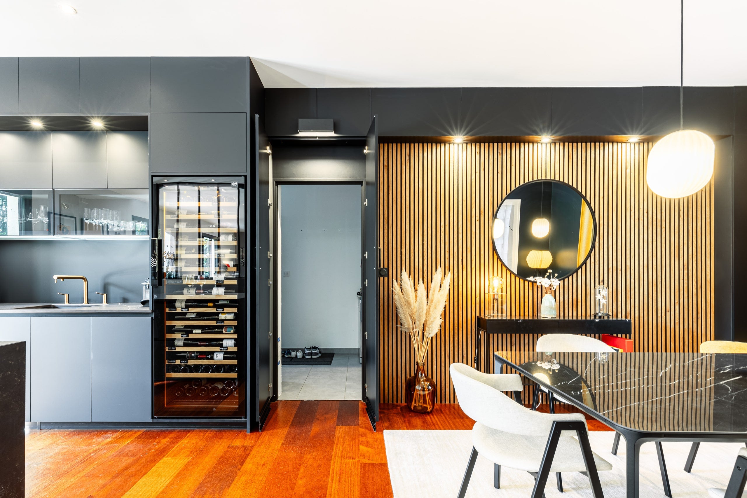 Cuisine noire avec pièce cachée en Charente