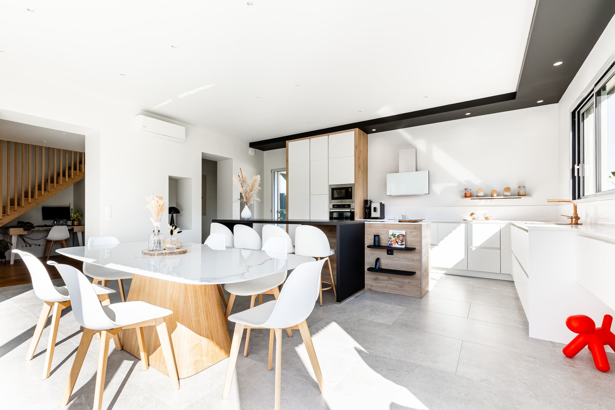 Cuisine XXL blanche avec ilot noir