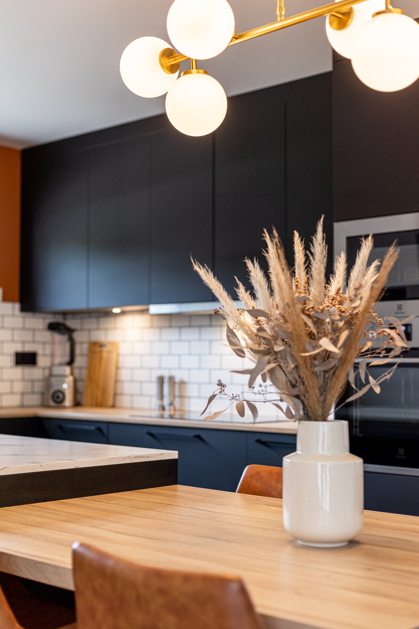 cuisine noire plan marbre et bois