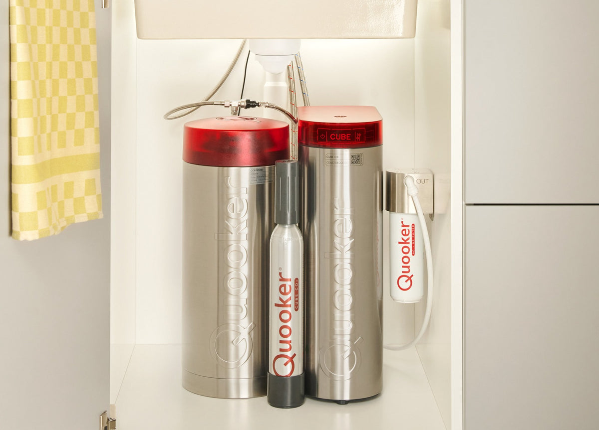 Cylindre CO2 Quooker installé à côté du CUBE et du réservoir sous l'évier