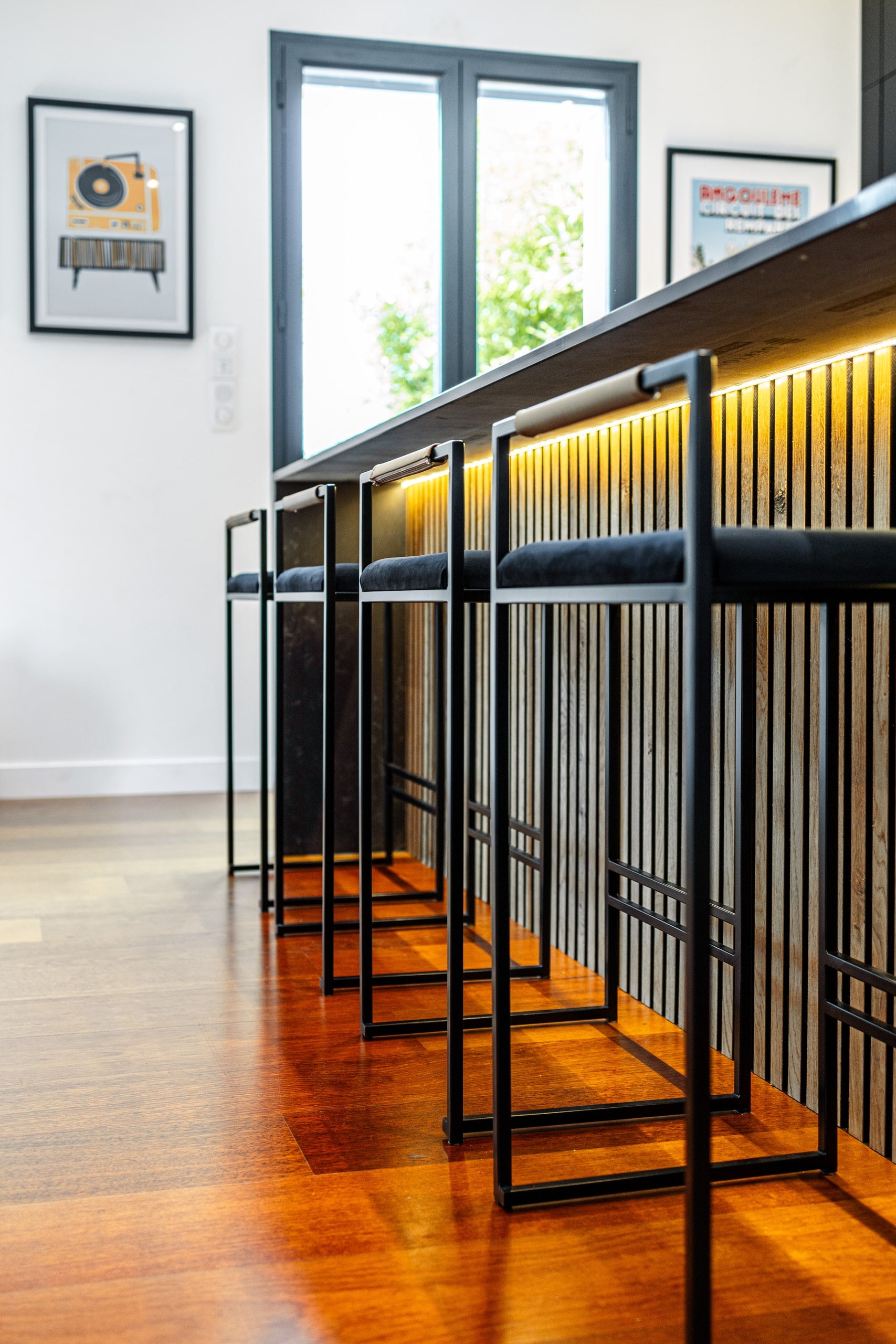 Ilot cuisine avec tasseaux bois rétroéclairé