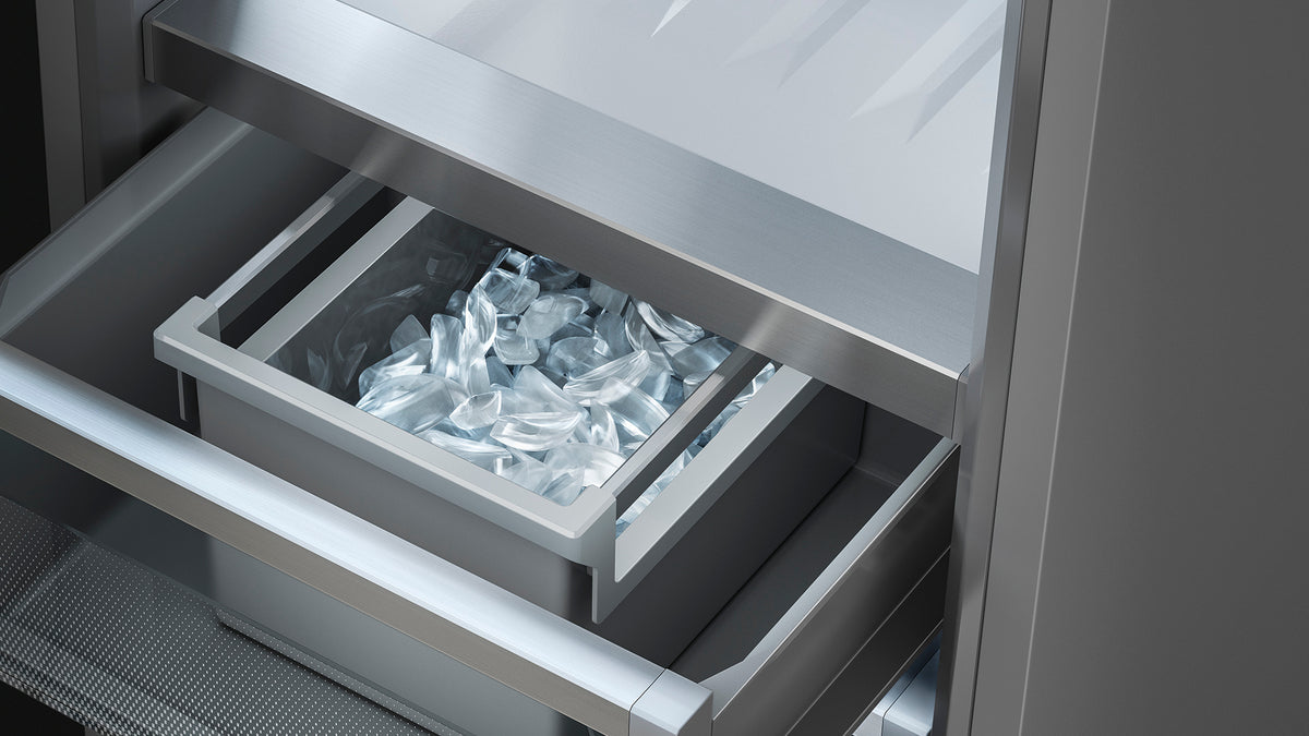 Bac IceMaker rempli de glaçons dans un congélateur Liebherr Monolith