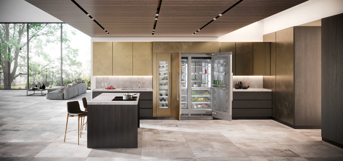 Grande cuisine ouverte avec colonnes Liebherr Monolith ouvertes et îlot noir