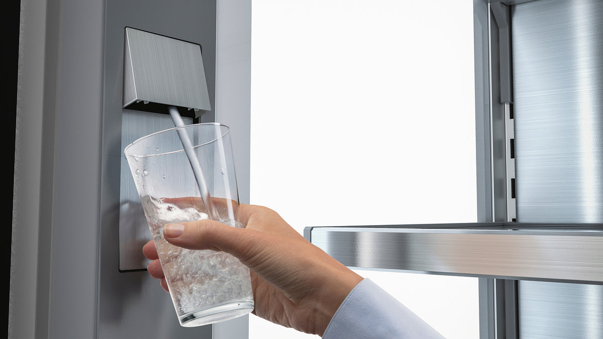 Fontaine à eau filtrée InfinitySpring intégrée à la paroi d’un réfrigérateur Liebherr Monolith