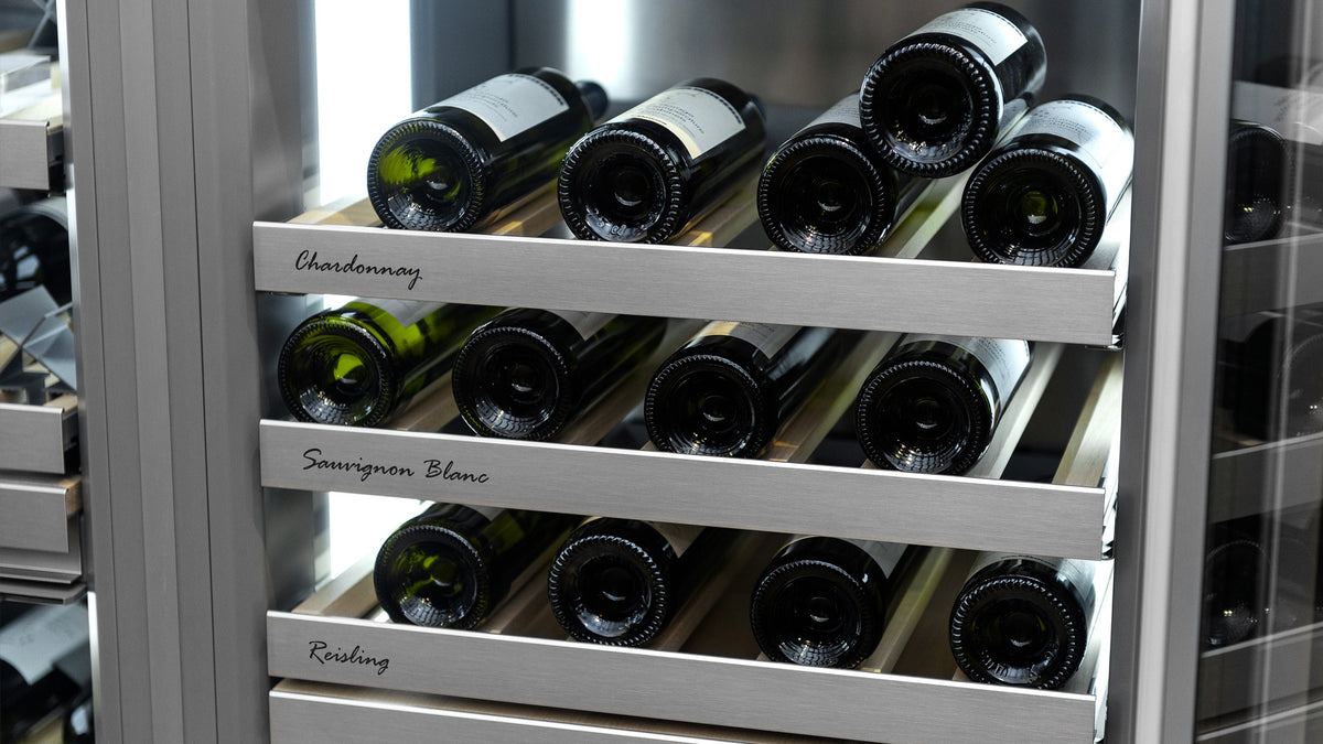 Bouteilles rangées sur plusieurs clayettes d’une cave à vin Liebherr Monolith