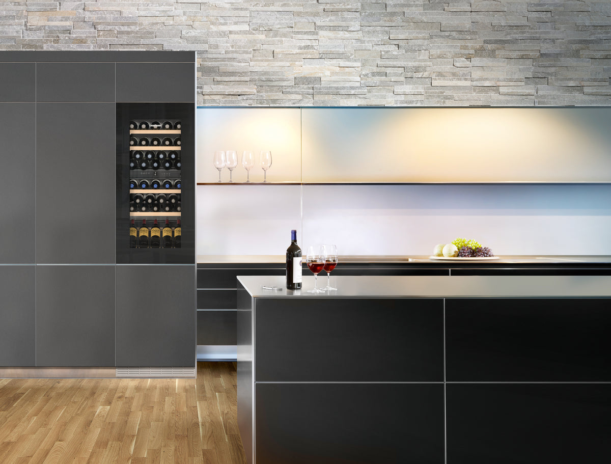 Cave à vin encastrable Liebherr à porte vitrée noire intégrée dans une cuisine anthracite