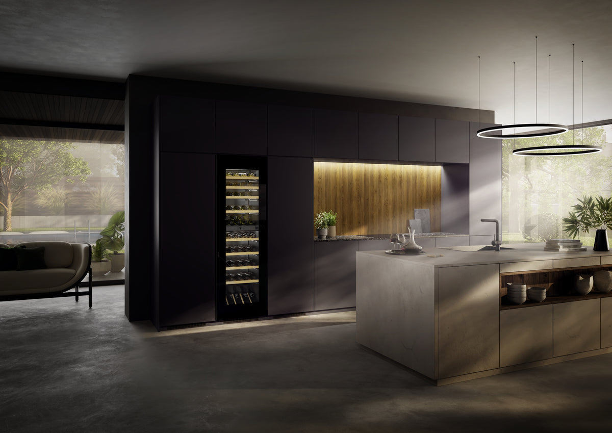 Cuisine contemporaine au crépuscule avec cave à vin Liebherr éclairée