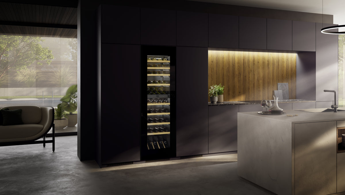 Cave à vin Liebherr encastrée dans une cuisine sombre avec îlot en pierre