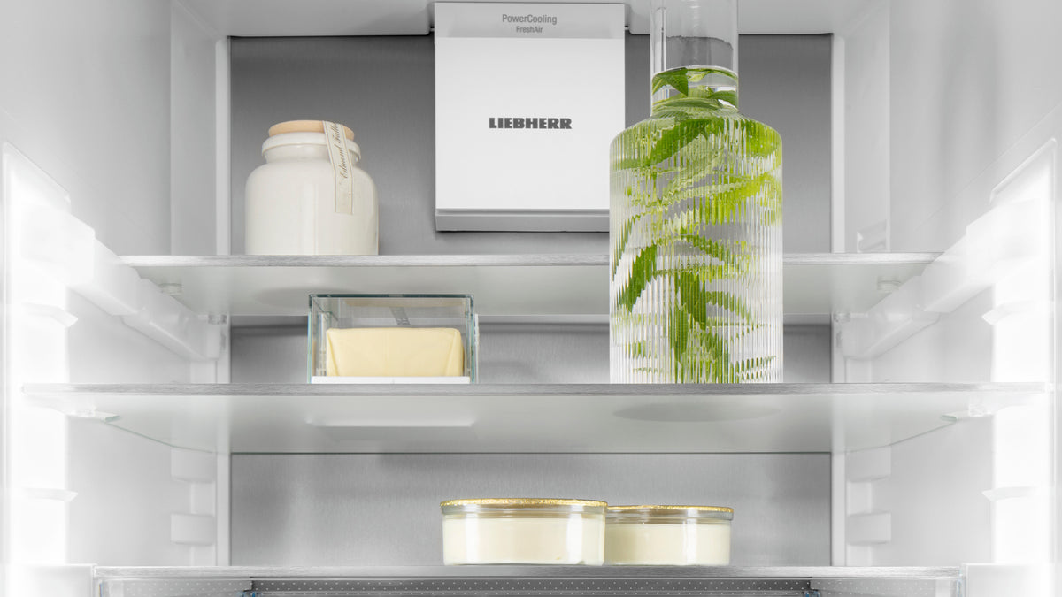 Paroi arrière SmartSteel et clayettes en verre d’un réfrigérateur Liebherr