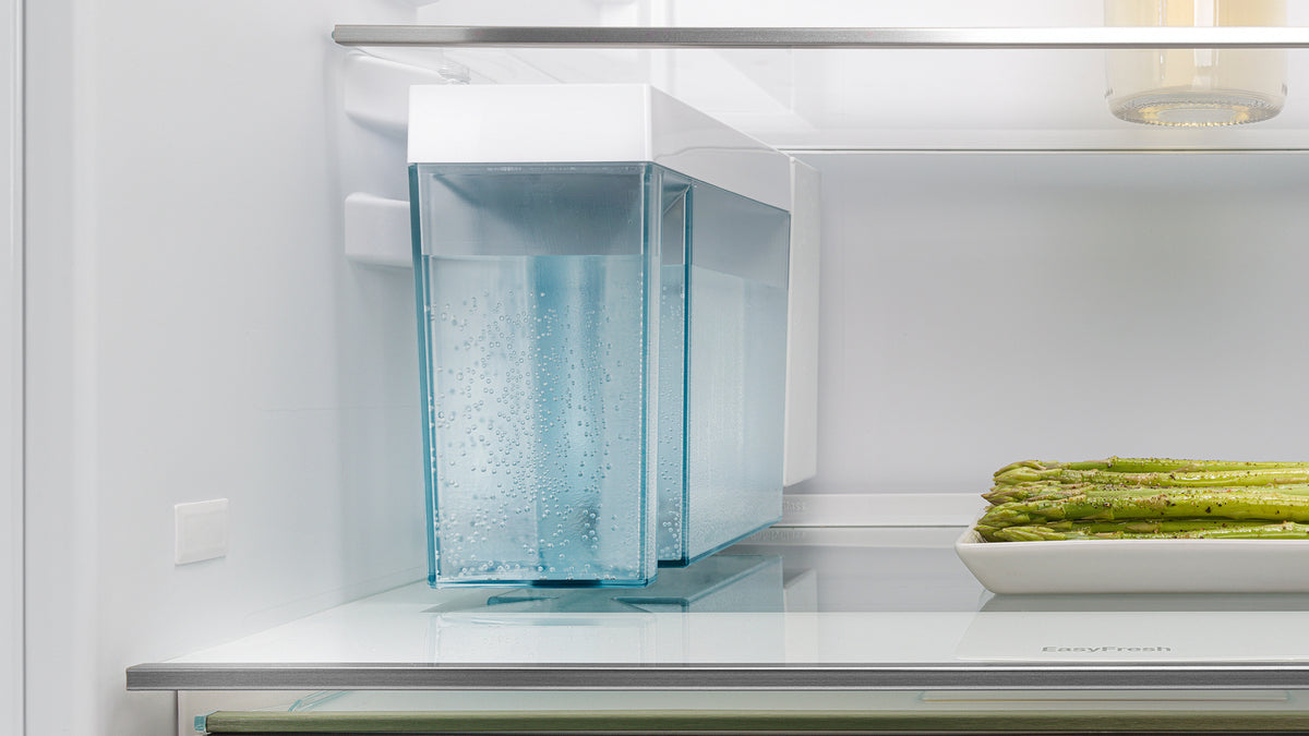 Réservoir d’eau de l’IceMaker placé dans un réfrigérateur Liebherr