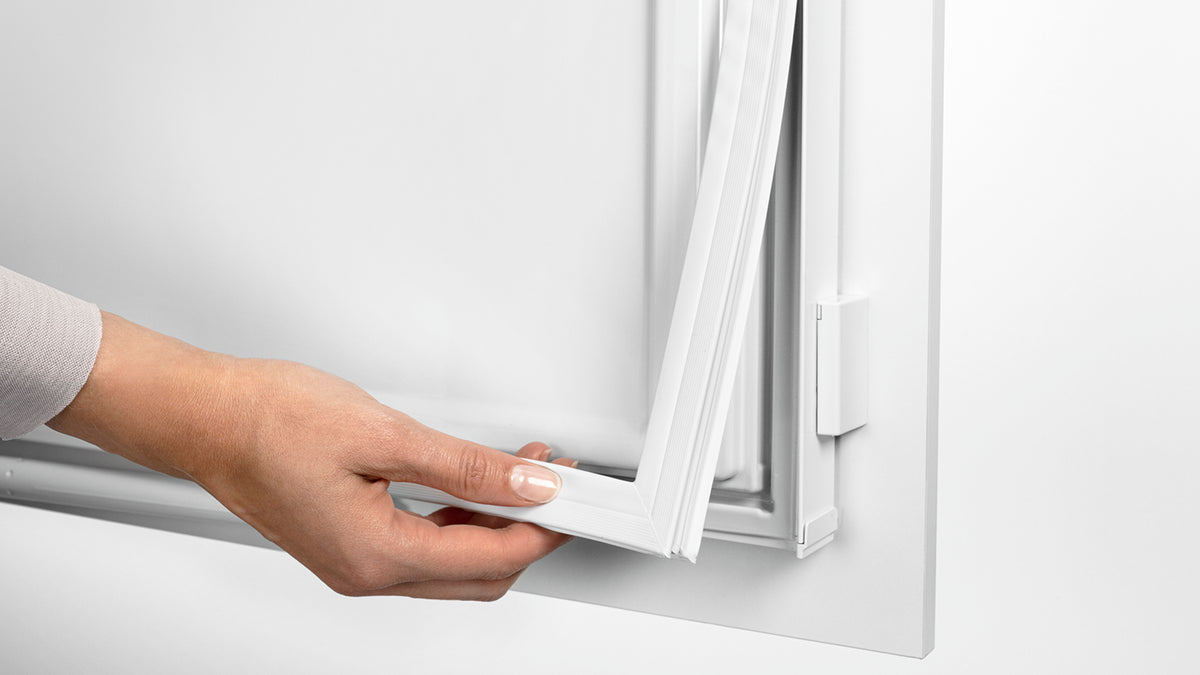 Main retirant le joint de porte d’un appareil de froid Liebherr