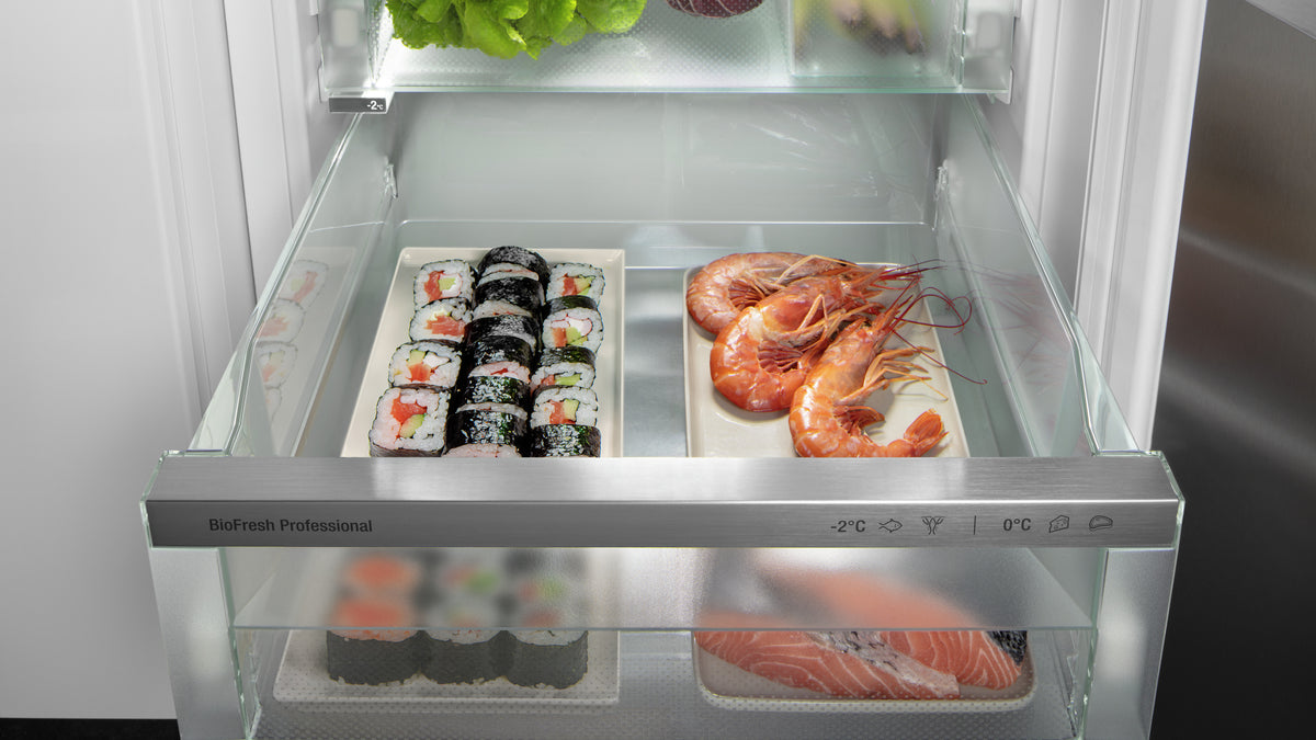 Tiroir Fish & Seafood garni de sushis, crevettes et saumon dans un réfrigérateur Liebherr