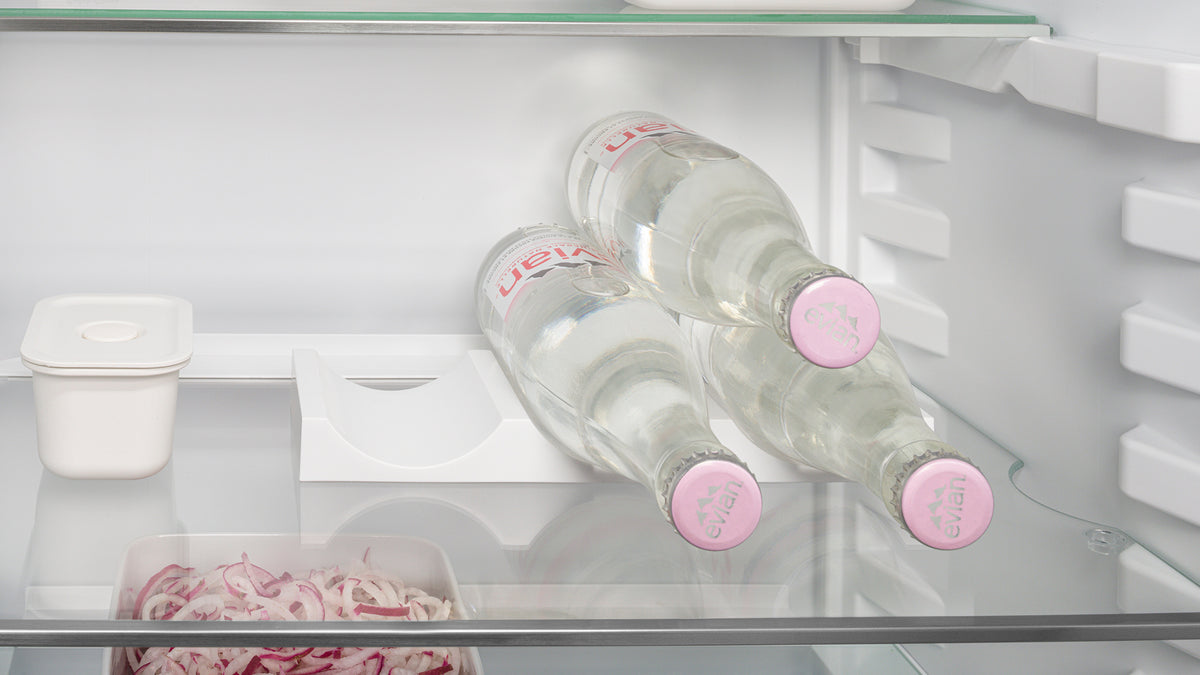 Bouteilles couchées sur le support à bouteilles d’un réfrigérateur Liebherr