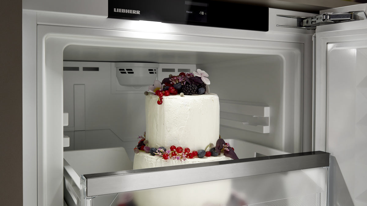 Gâteau rangé dans un congélateur sous plan Liebherr grâce à VarioSpace