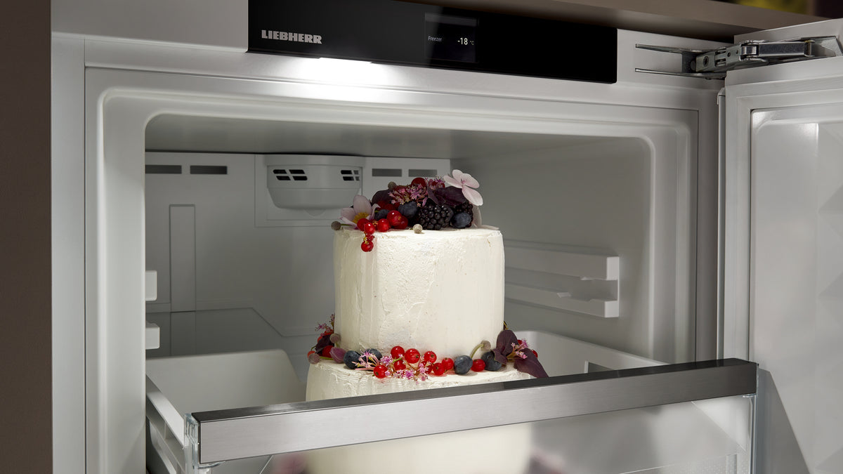 Gâteau glacé éclairé par les LED dans un congélateur sous plan Liebherr