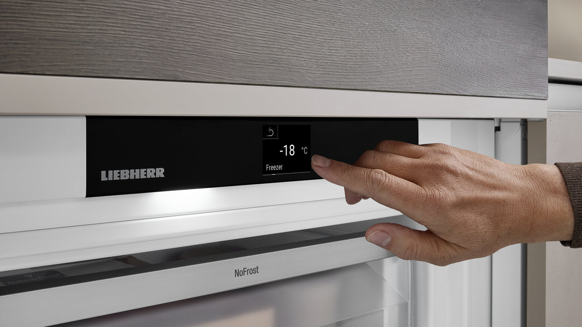 Écran tactile Touch & Swipe d’un congélateur Liebherr affichant -18 °C