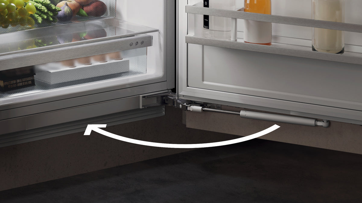 Mécanisme de fermeture amortie SoftSystem d’une porte Liebherr sous plan