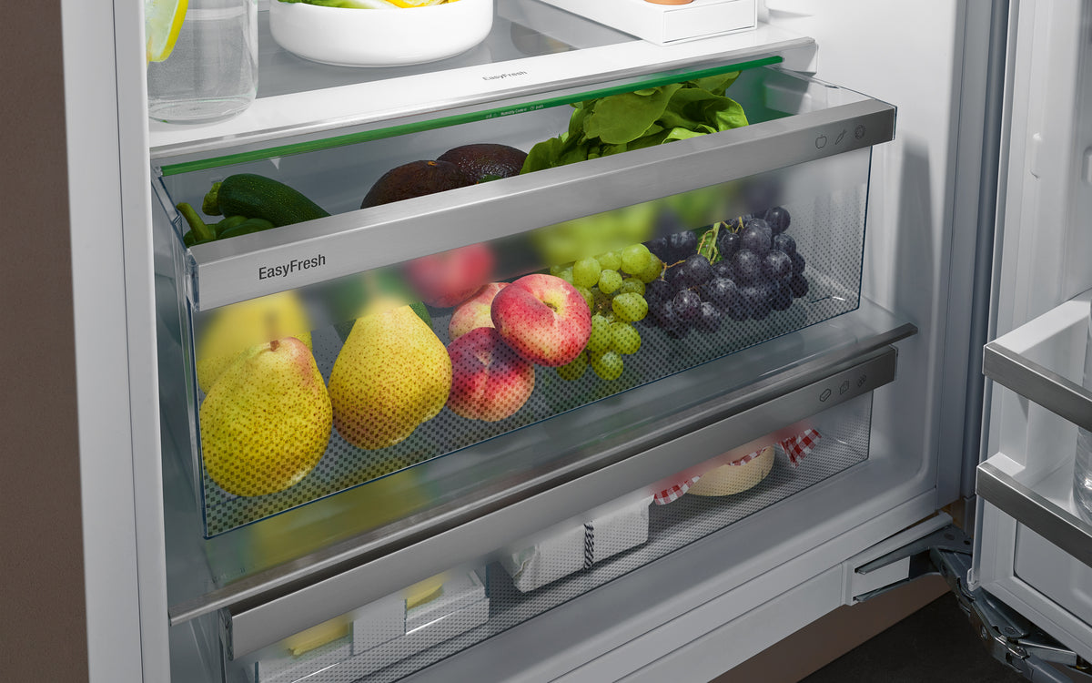 Bac EasyFresh garni de fruits dans un réfrigérateur sous plan Liebherr
