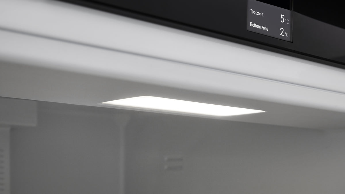 Éclairage LED intégré au plafond d’un réfrigérateur sous plan Liebherr