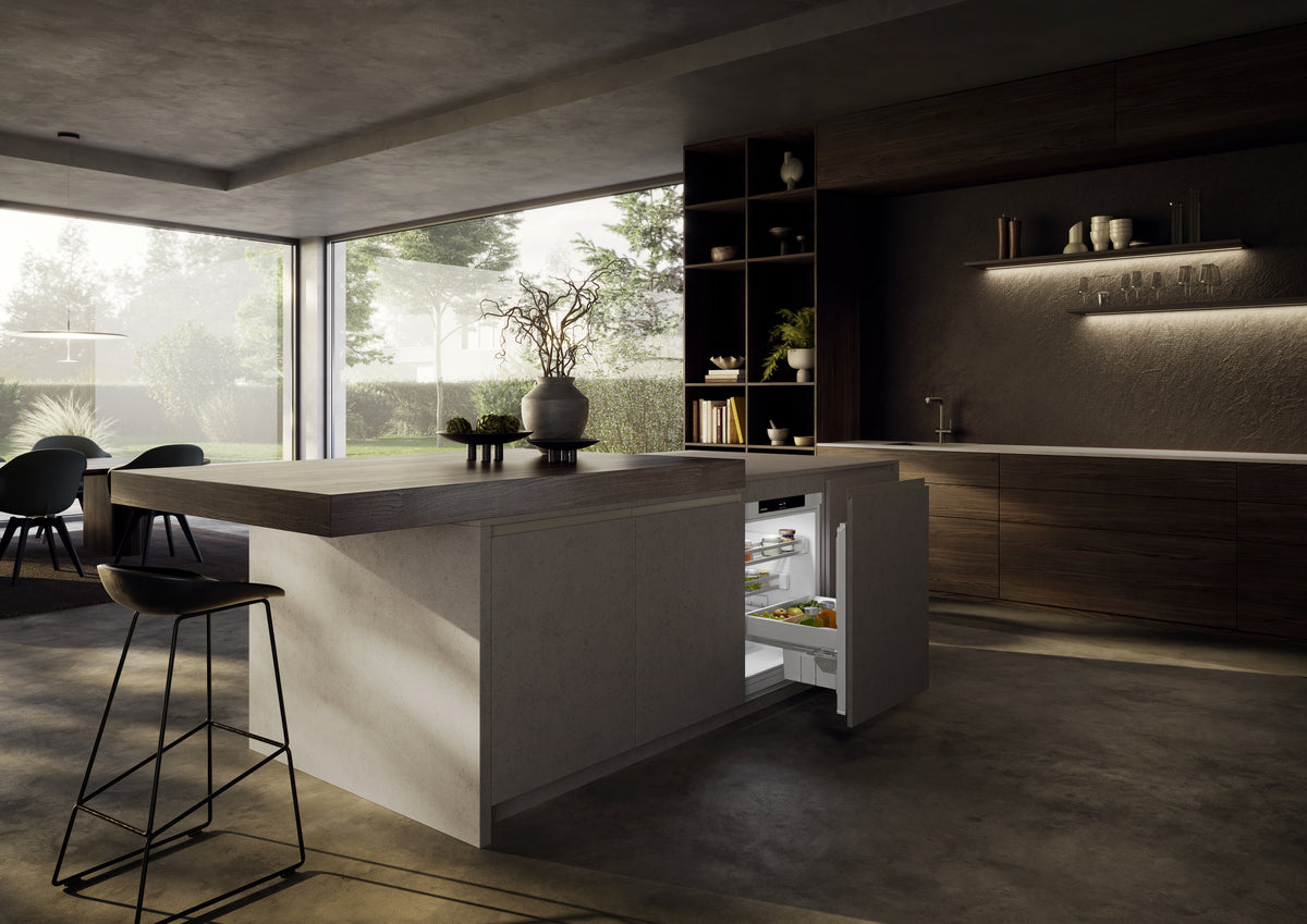 Cuisine ouverte avec îlot intégrant un réfrigérateur sous plan Liebherr