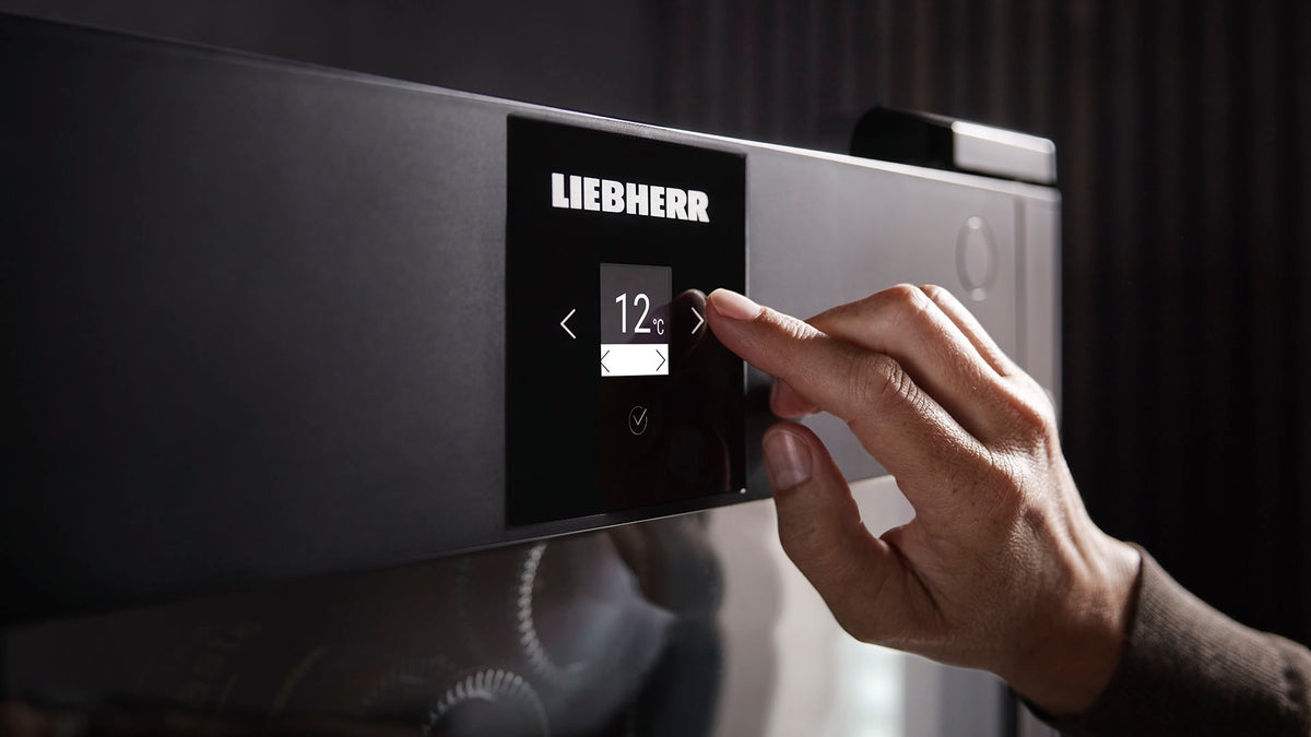Réglage de la température sur l’écran tactile d’une cave à vin Liebherr