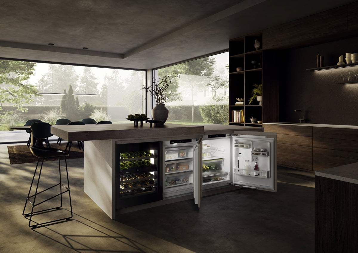 Cave à vin sous plan Liebherr Vinidor Selection intégrée dans un îlot de cuisine en béton