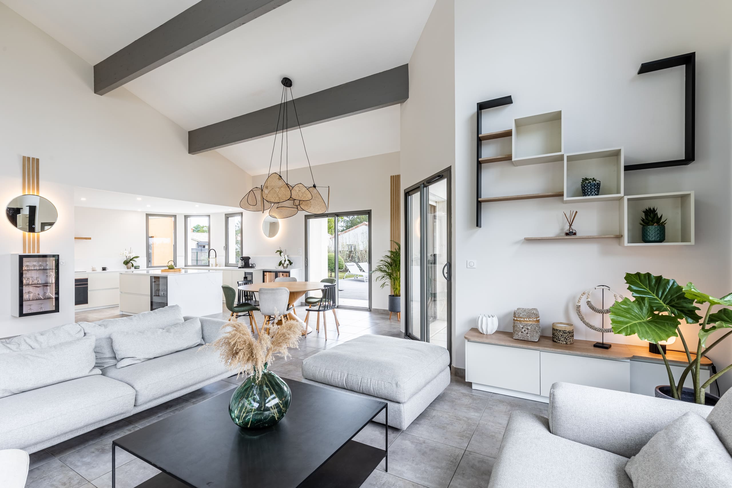 Living d'une maison architecte ouvert sur la cuisine