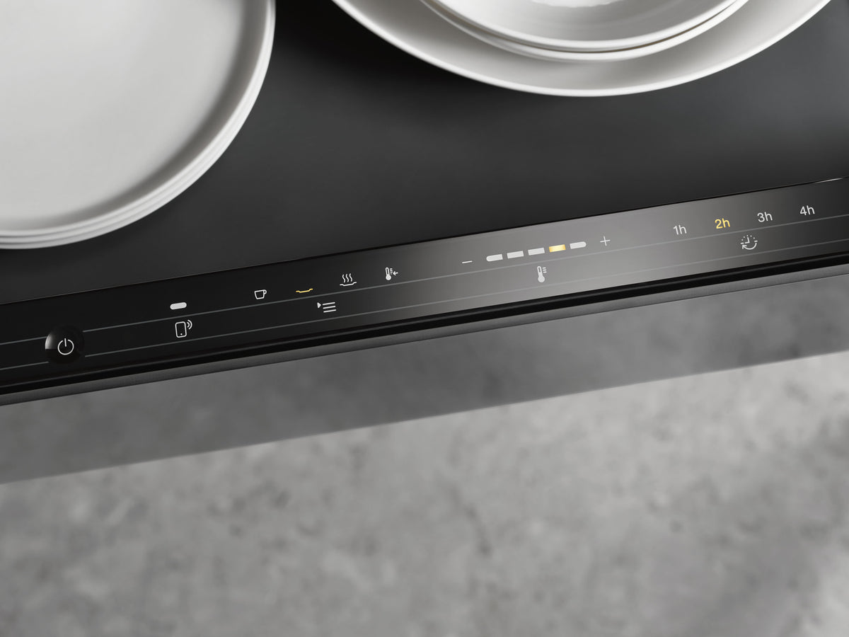 Commande tactile SensorTouch d’un tiroir chauffant Gourmet Miele