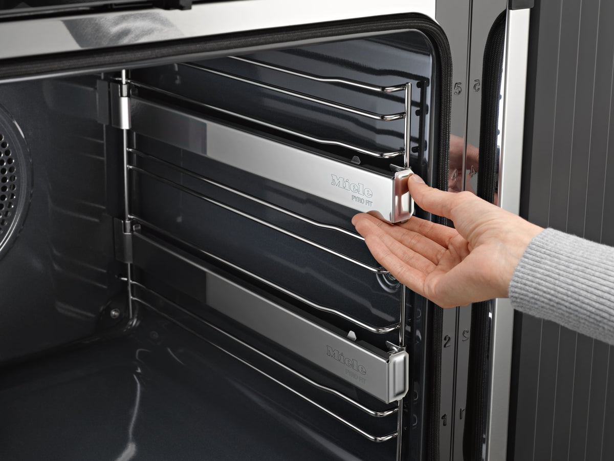 Rails coulissants FlexiClips sortis dans un four Miele ouvert